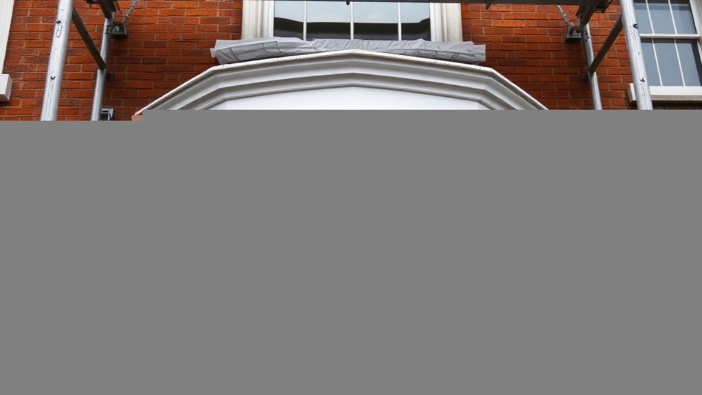 Bay Windows Lee