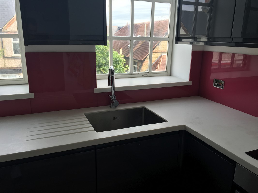 Deep plum coloured glass splashback in modern Lee kitchen